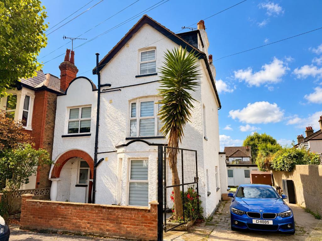 Room Canewdon Road in Southend-on-Sea
