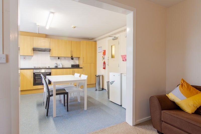 Room Woodcroft Avenue in Birmingham