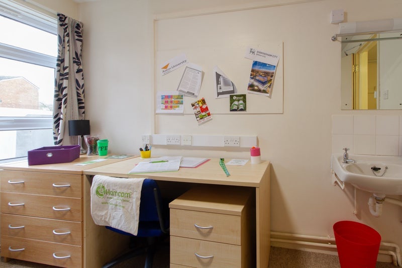 Room Woodcroft Avenue in Birmingham