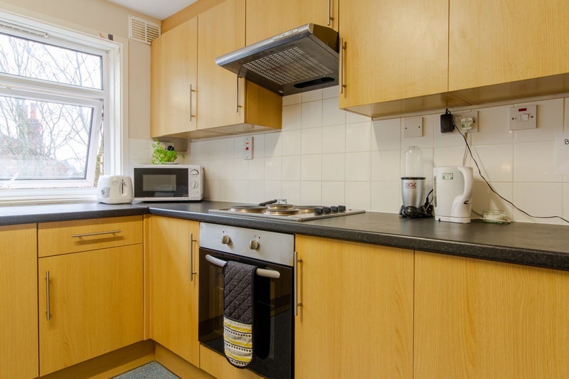 Room Woodcroft Avenue in Birmingham