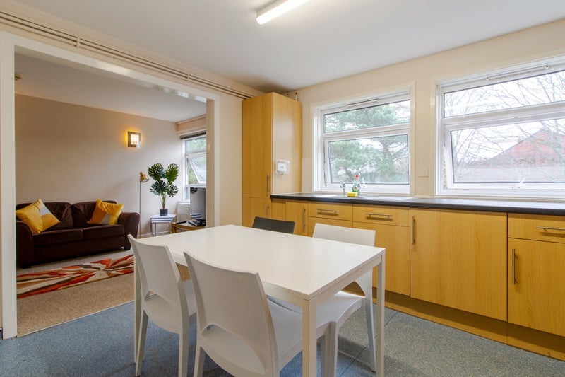 Room Woodcroft Avenue in Birmingham