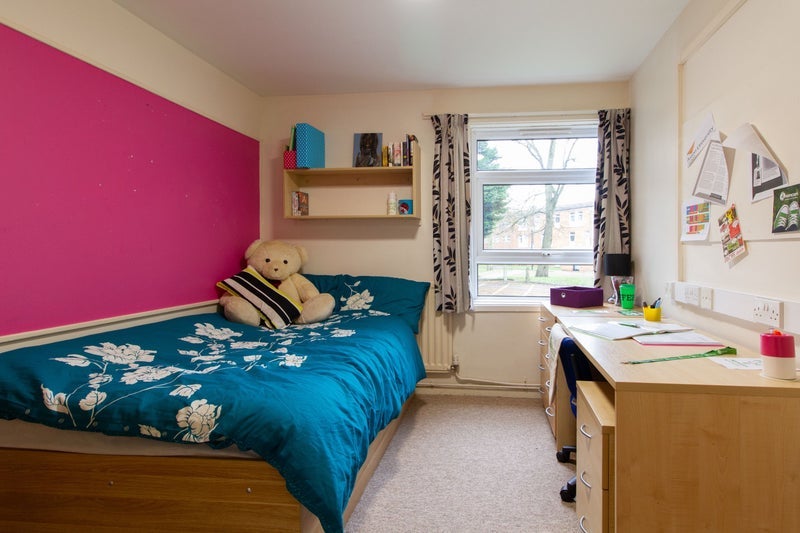 Room Woodcroft Avenue in Birmingham