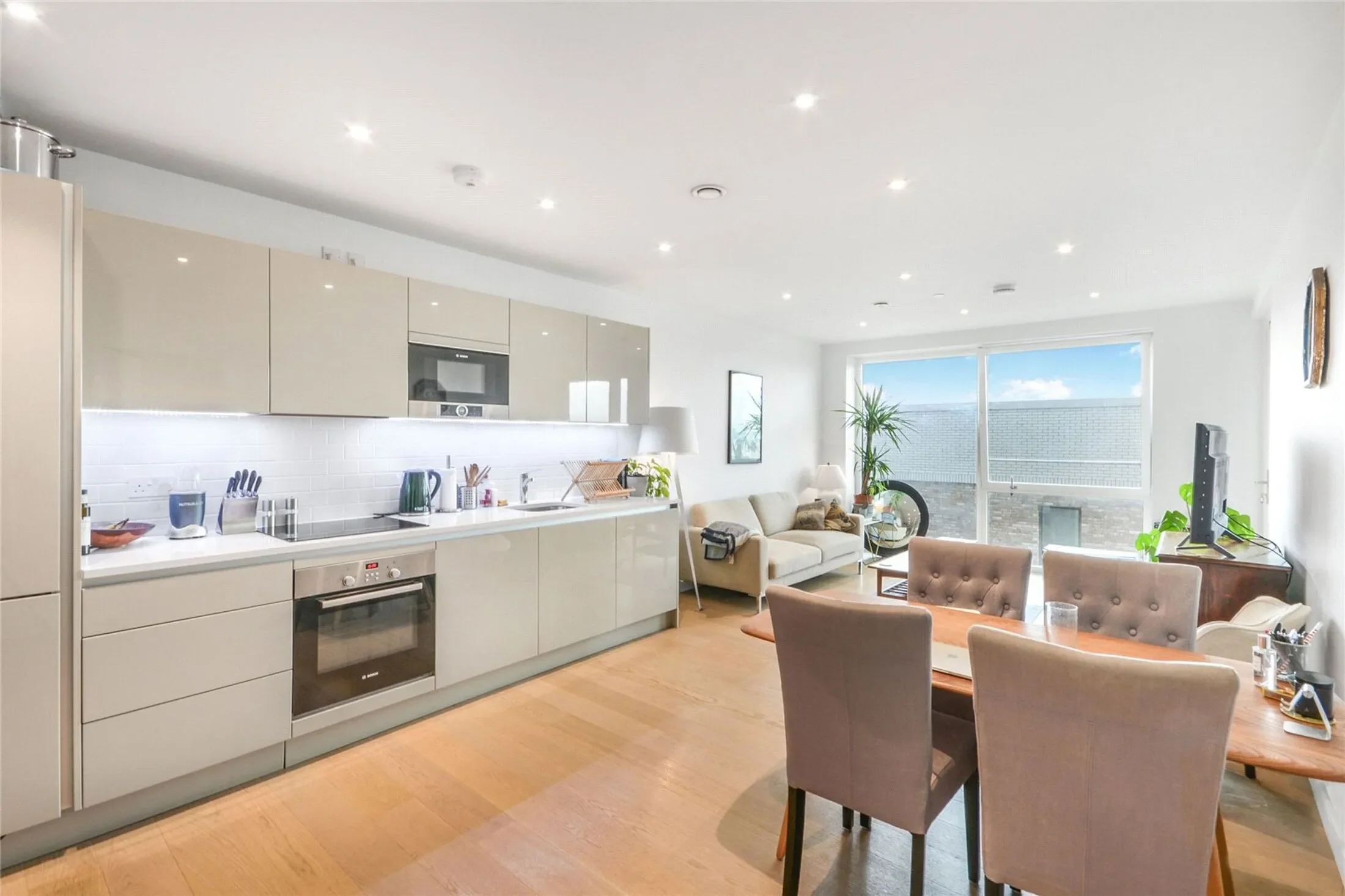 Flat Sayer Street in Greater London