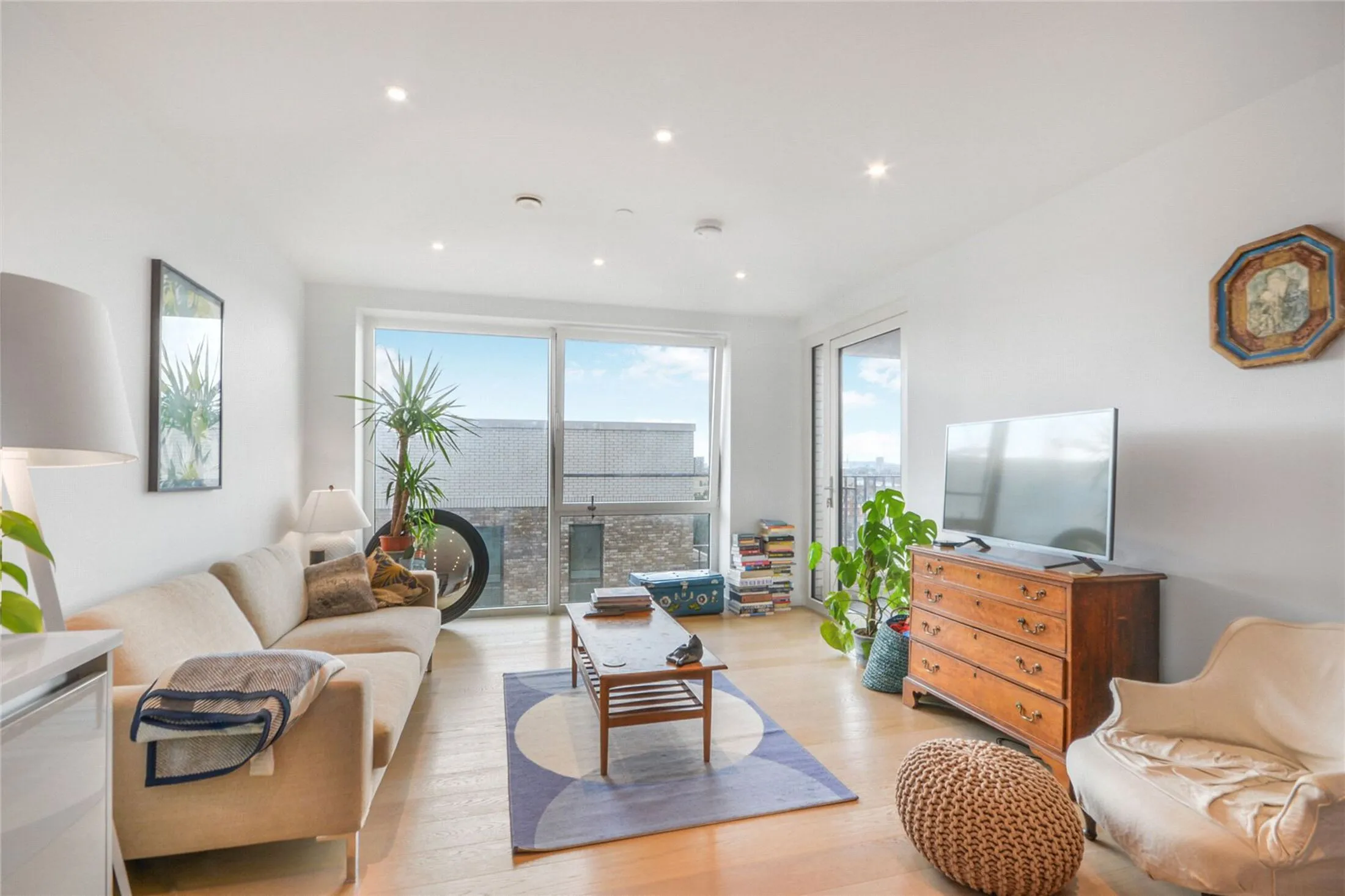Flat Sayer Street in Greater London