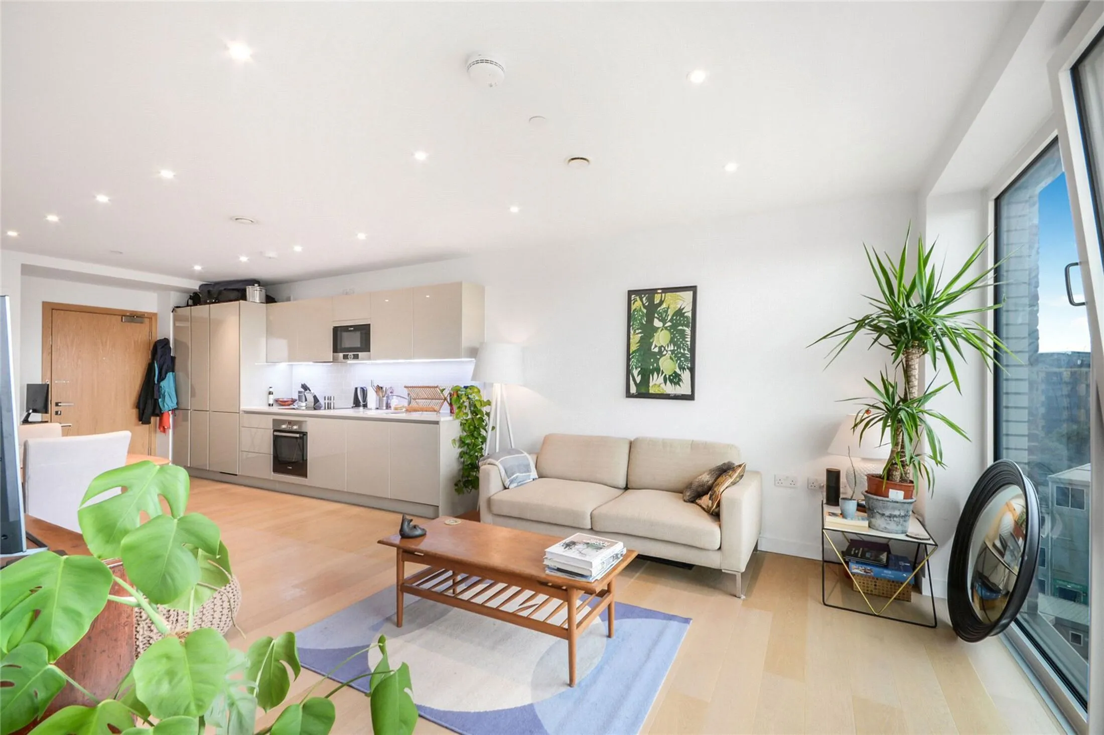 Flat Sayer Street in Greater London