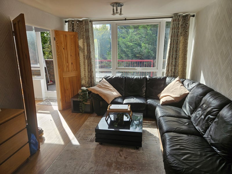 Flat Montrose Walk in Greater London