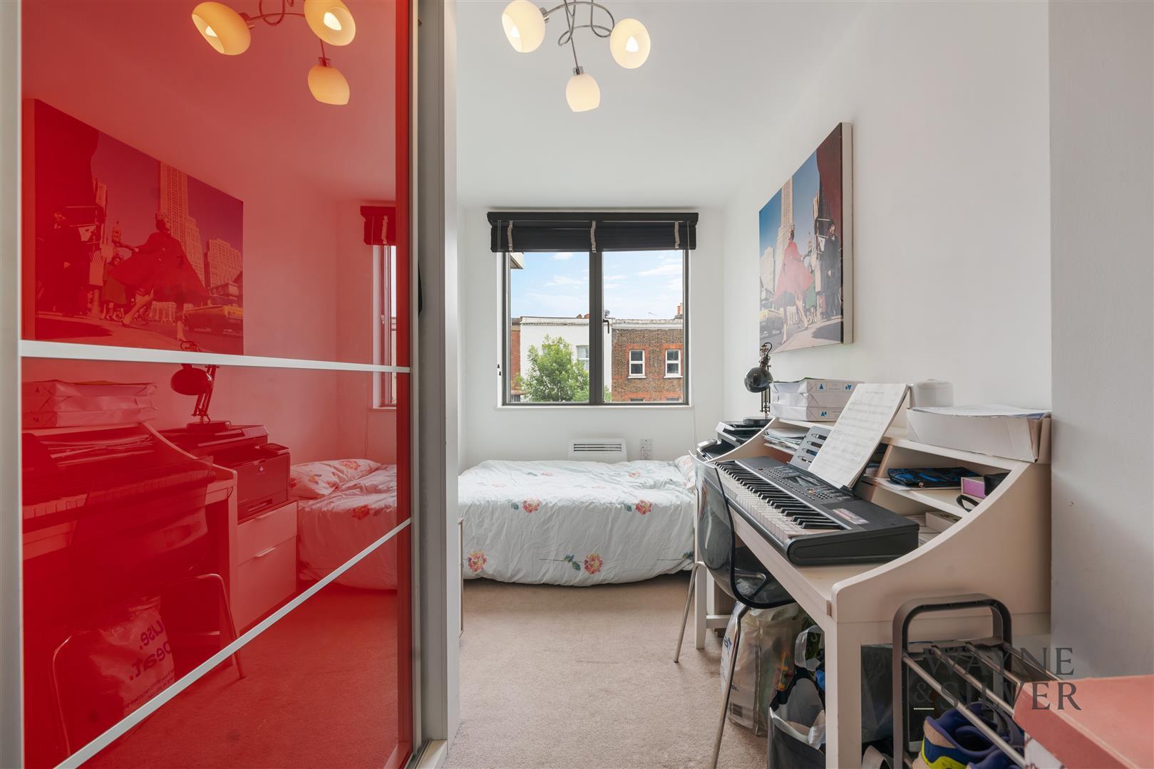 Flat Fortune Green Road in Greater London