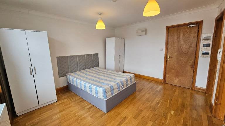 Flat Burnley Road in Greater London