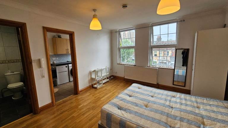 Flat Burnley Road in Greater London