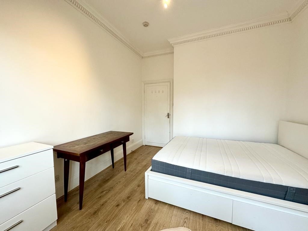 Flat Hornton Street in Greater London