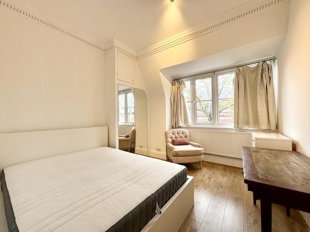 Flat Hornton Street in Greater London