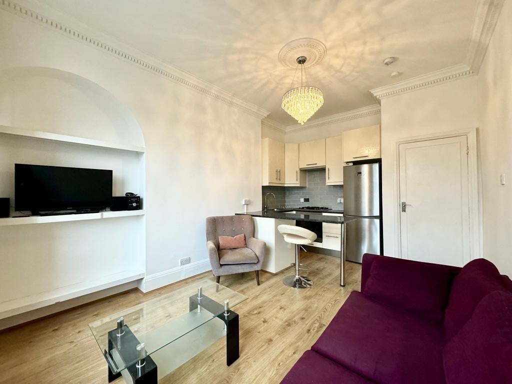 Flat Hornton Street in Greater London