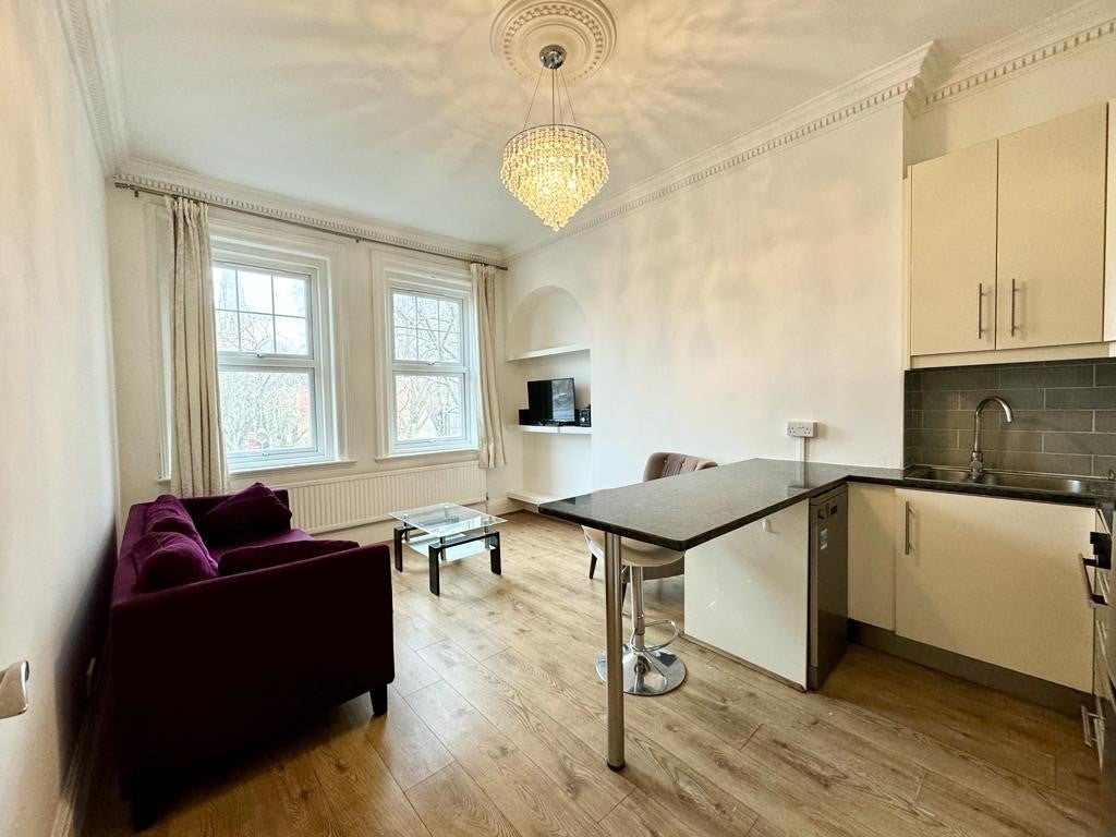 Flat Hornton Street in Greater London