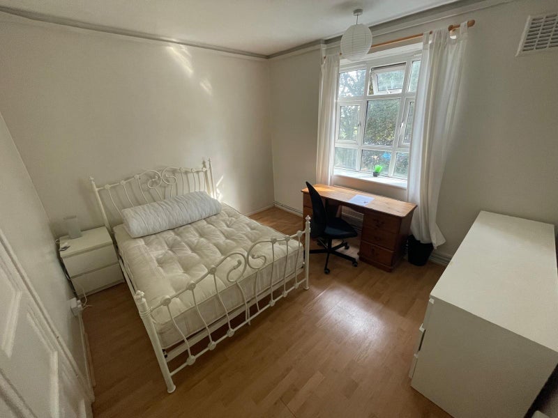 Room Shackleton Close in Greater London
