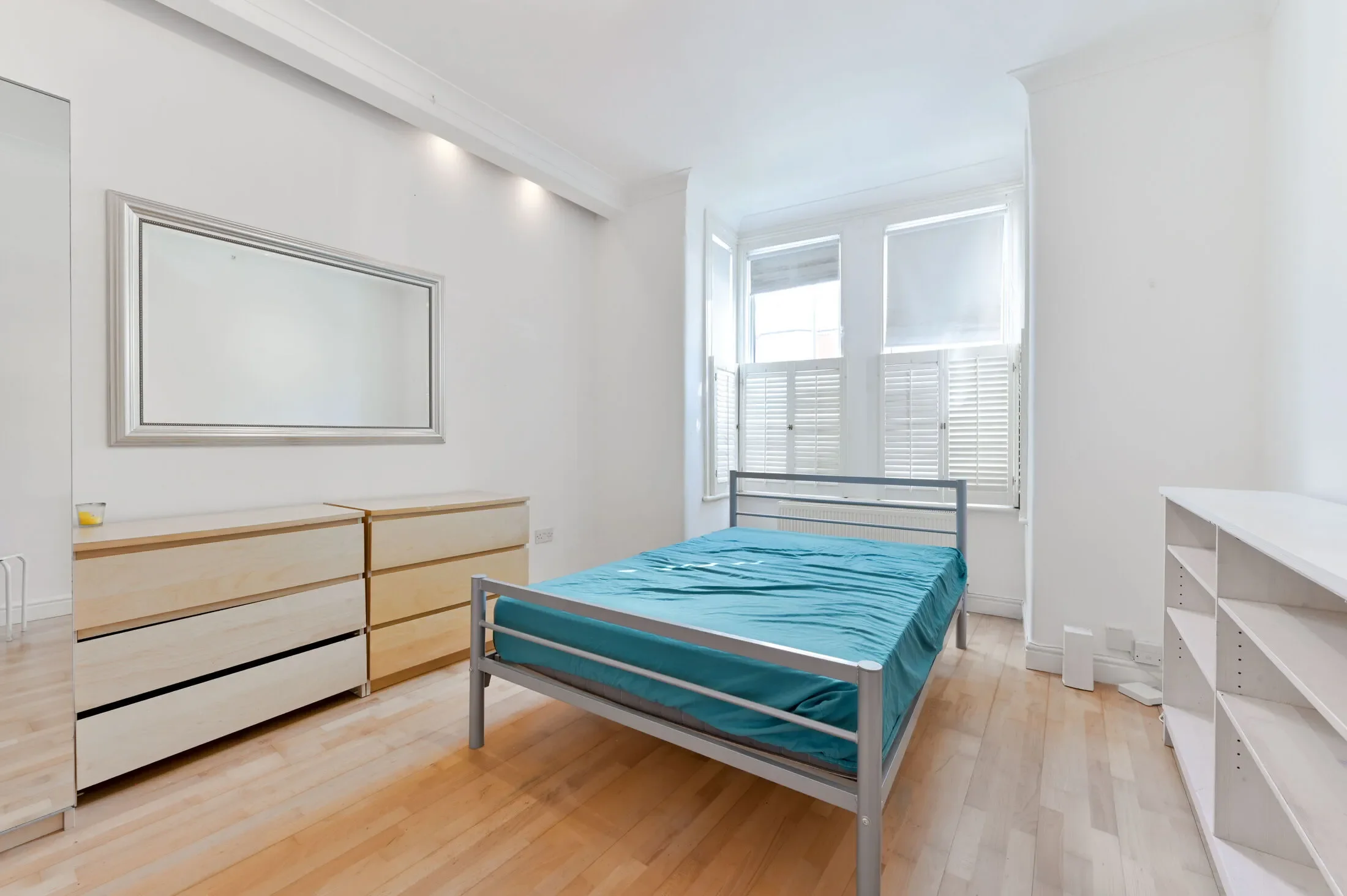 Flat Leythe Road in Greater London