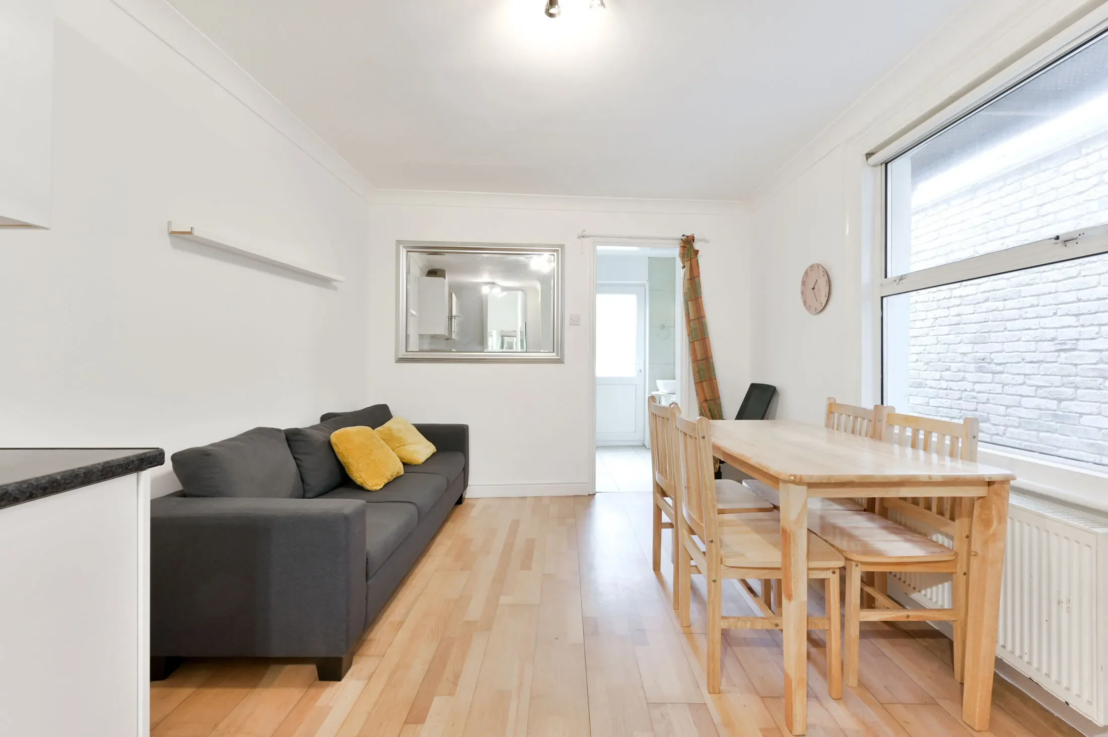 Flat Leythe Road in Greater London