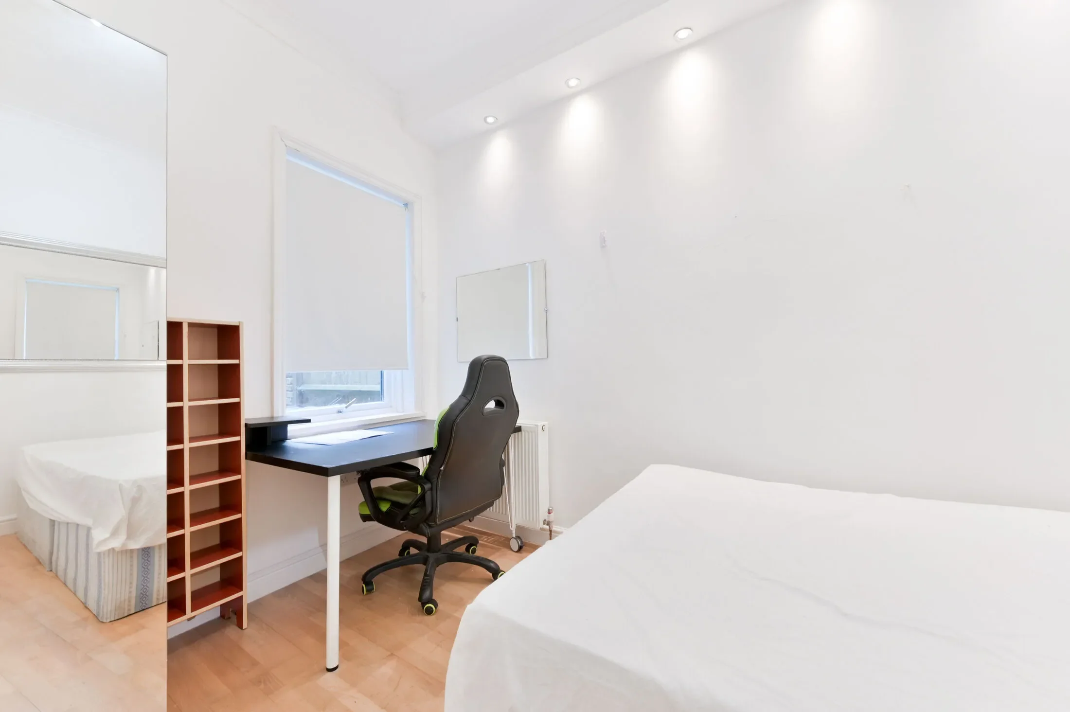 Flat Leythe Road in Greater London