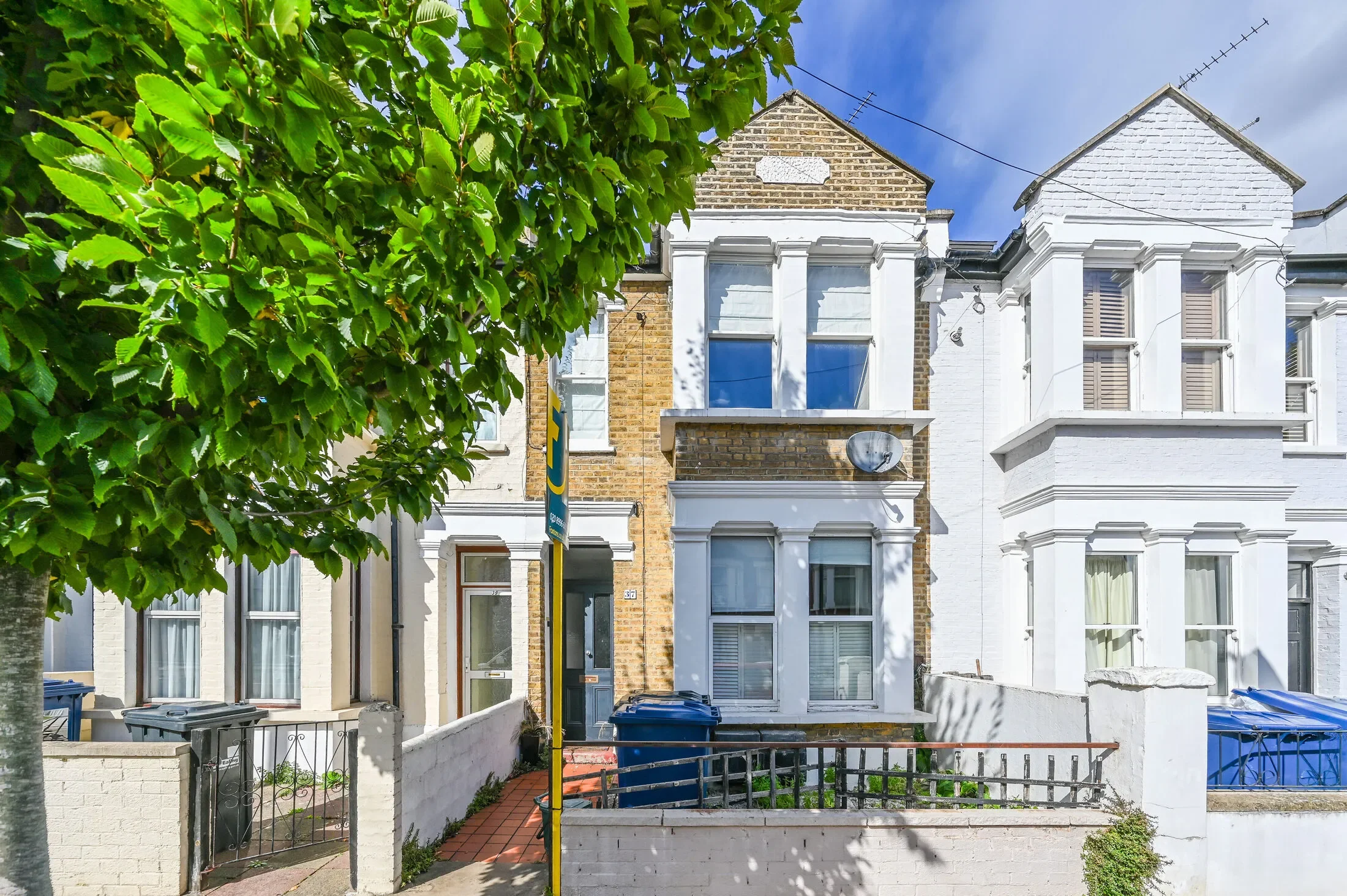 Flat Leythe Road in Greater London