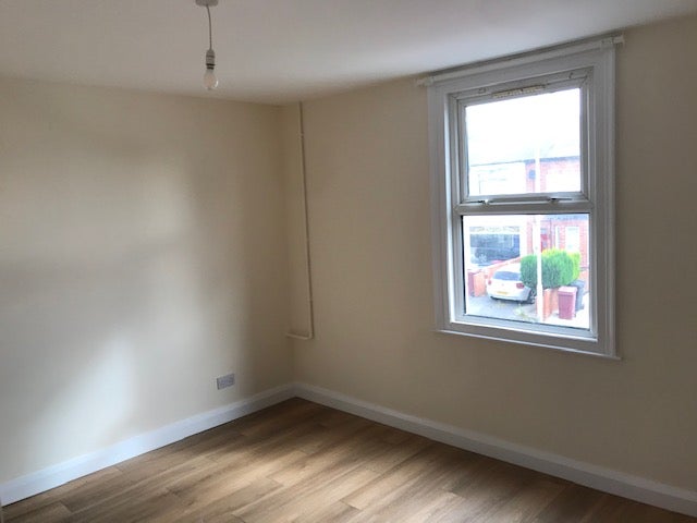 Flat Lemart Close in Reading