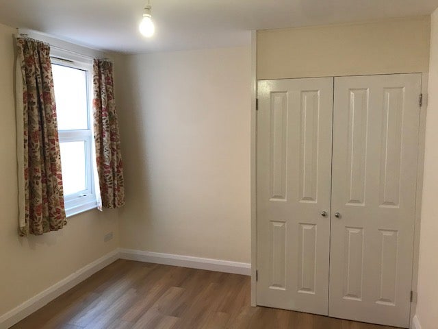 Flat Lemart Close in Reading