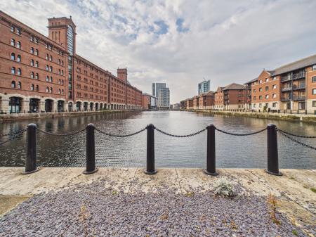 Flat Jesse Hartley Way in Liverpool
