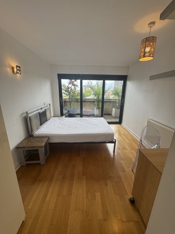Flat Asylum Road in Greater London