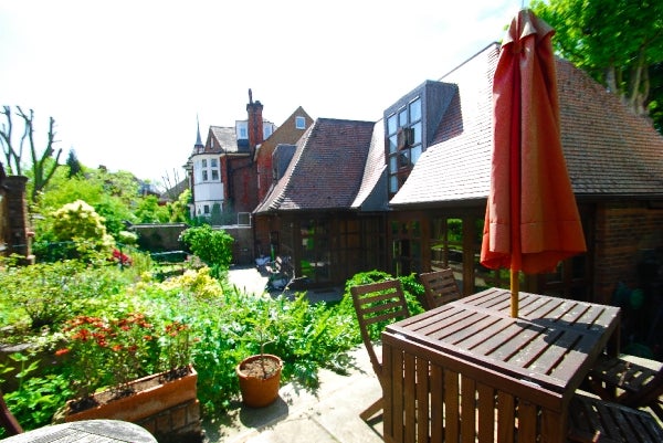Flat Rosecroft Avenue in Greater London