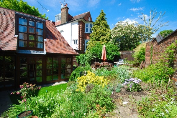 Flat Rosecroft Avenue in Greater London