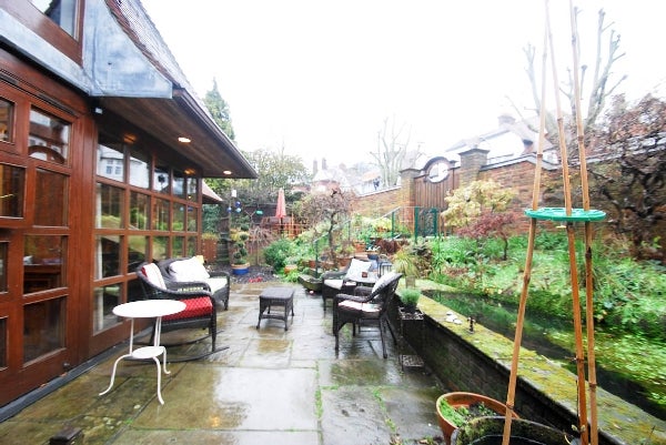 Flat Rosecroft Avenue in Greater London