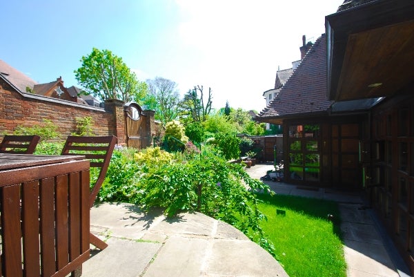 Flat Rosecroft Avenue in Greater London