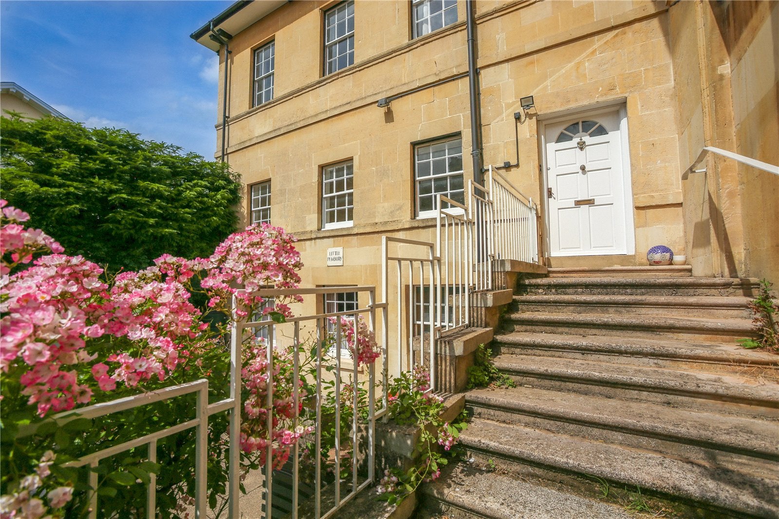 Flat Lansdown Crescent in Cheltenham