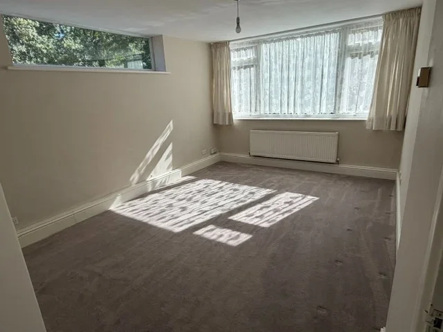 Flat Albemarle Road in Greater London