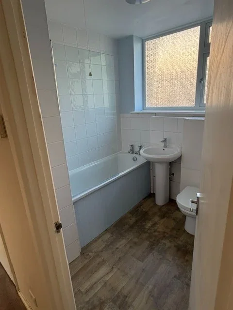 Flat Albemarle Road in Greater London