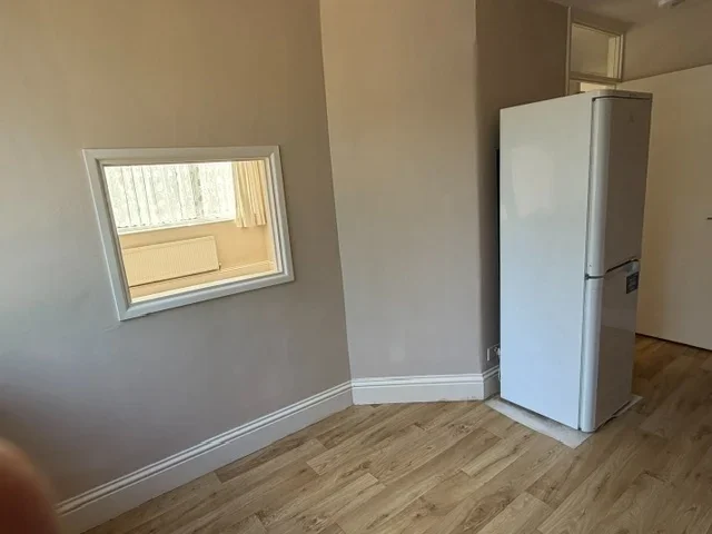 Flat Albemarle Road in Greater London