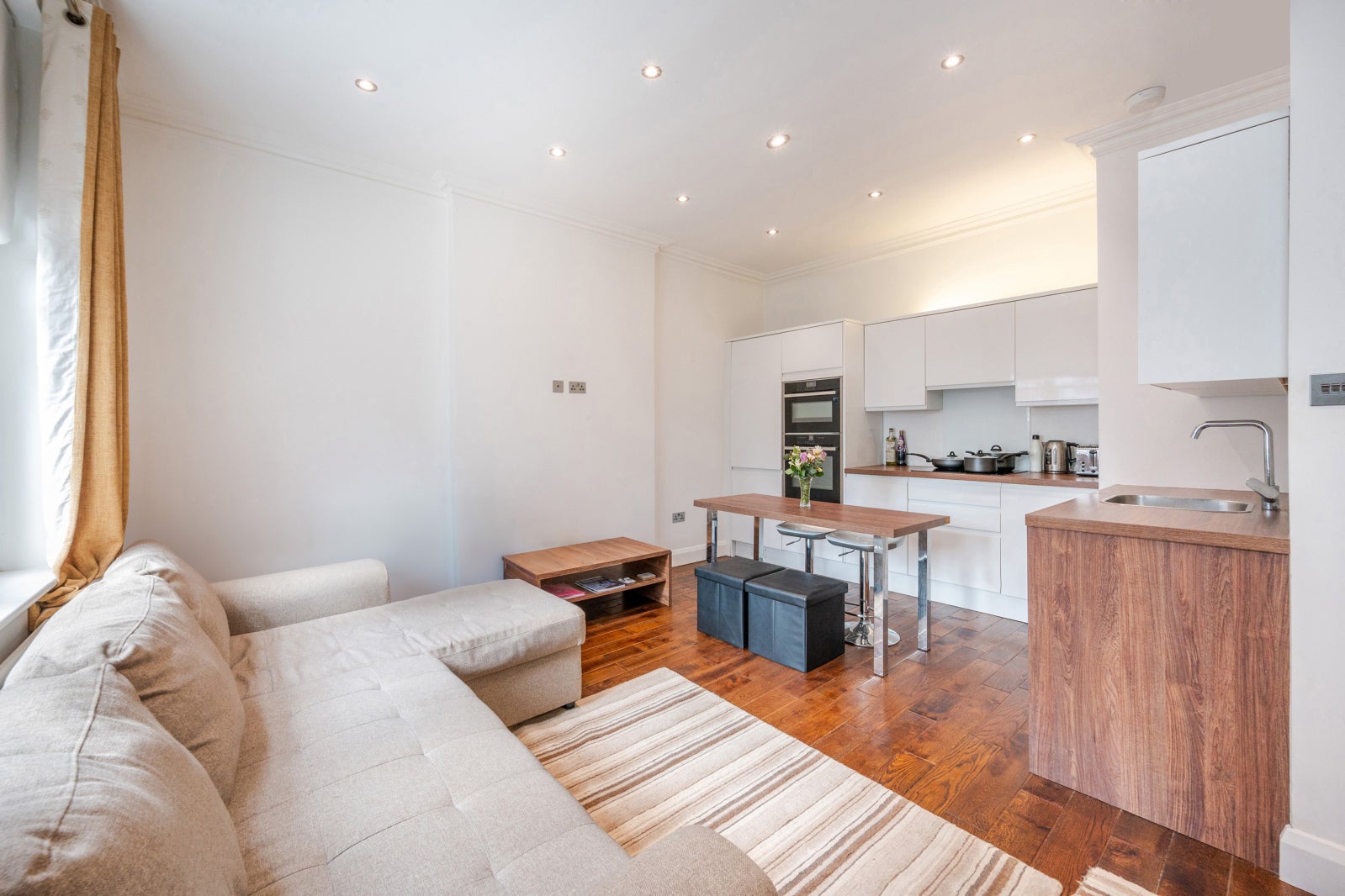 Flat Orde Hall Street in Greater London