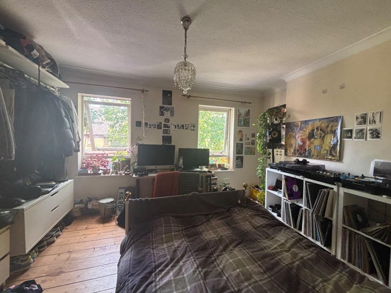 Room Queens Road in Greater London