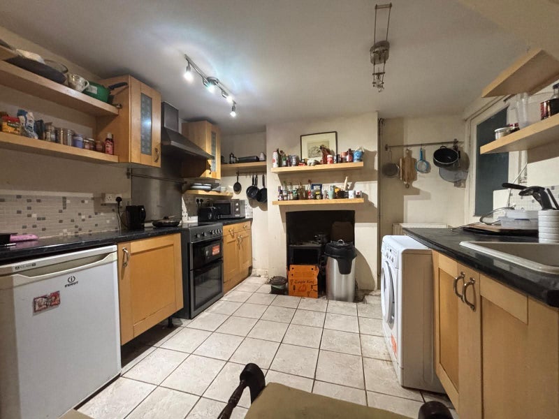Room Queens Road in Greater London