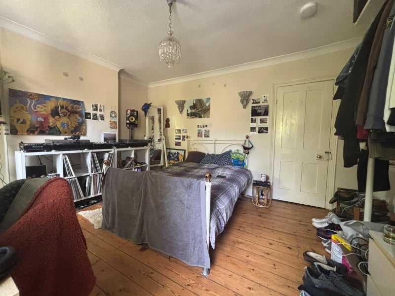 Room Queens Road in Greater London