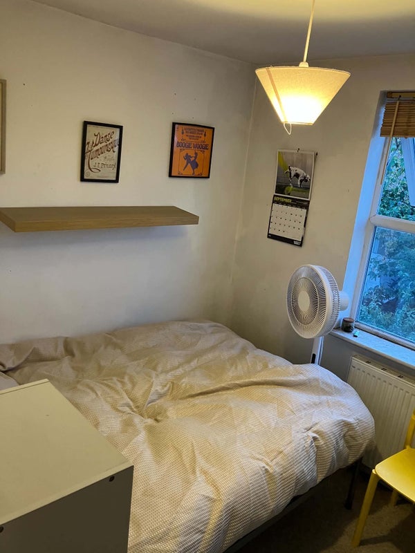 Room Queens Road in Greater London