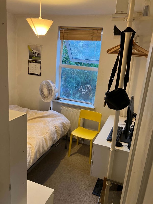 Room Queens Road in Greater London