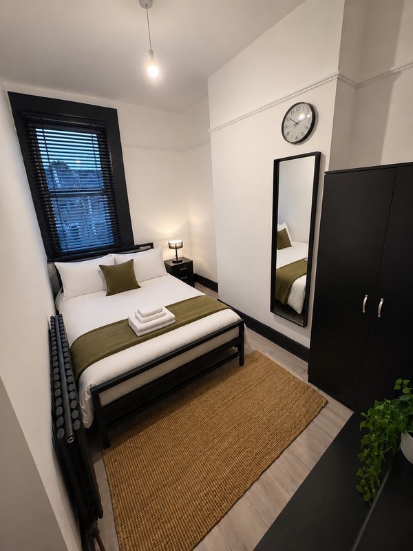 Room Earlsmead Road in Greater London