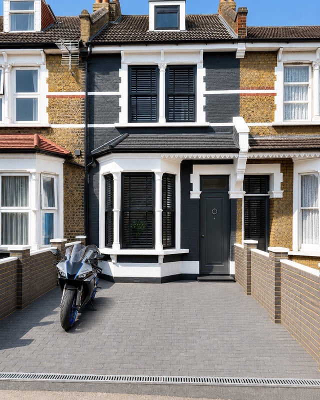 Room Earlsmead Road in Greater London