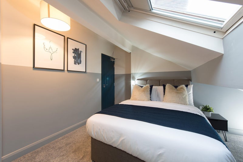 Room Dewsbury Road in Leeds