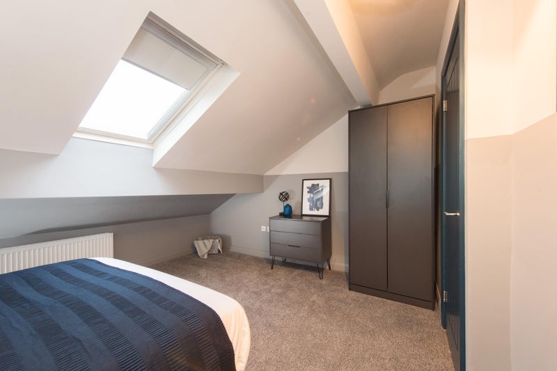 Room Dewsbury Road in Leeds
