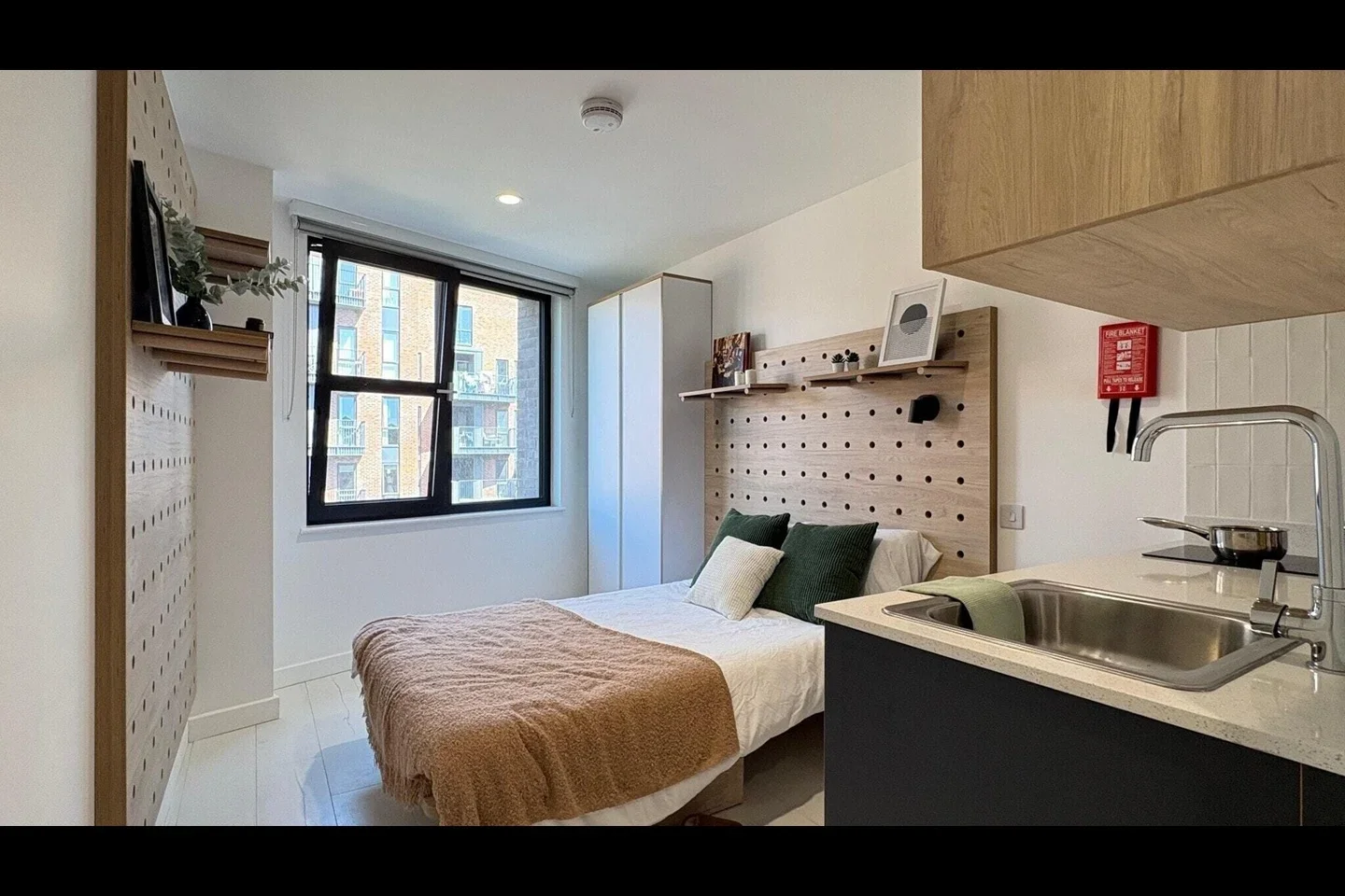 Flat Commercial Road in Greater London