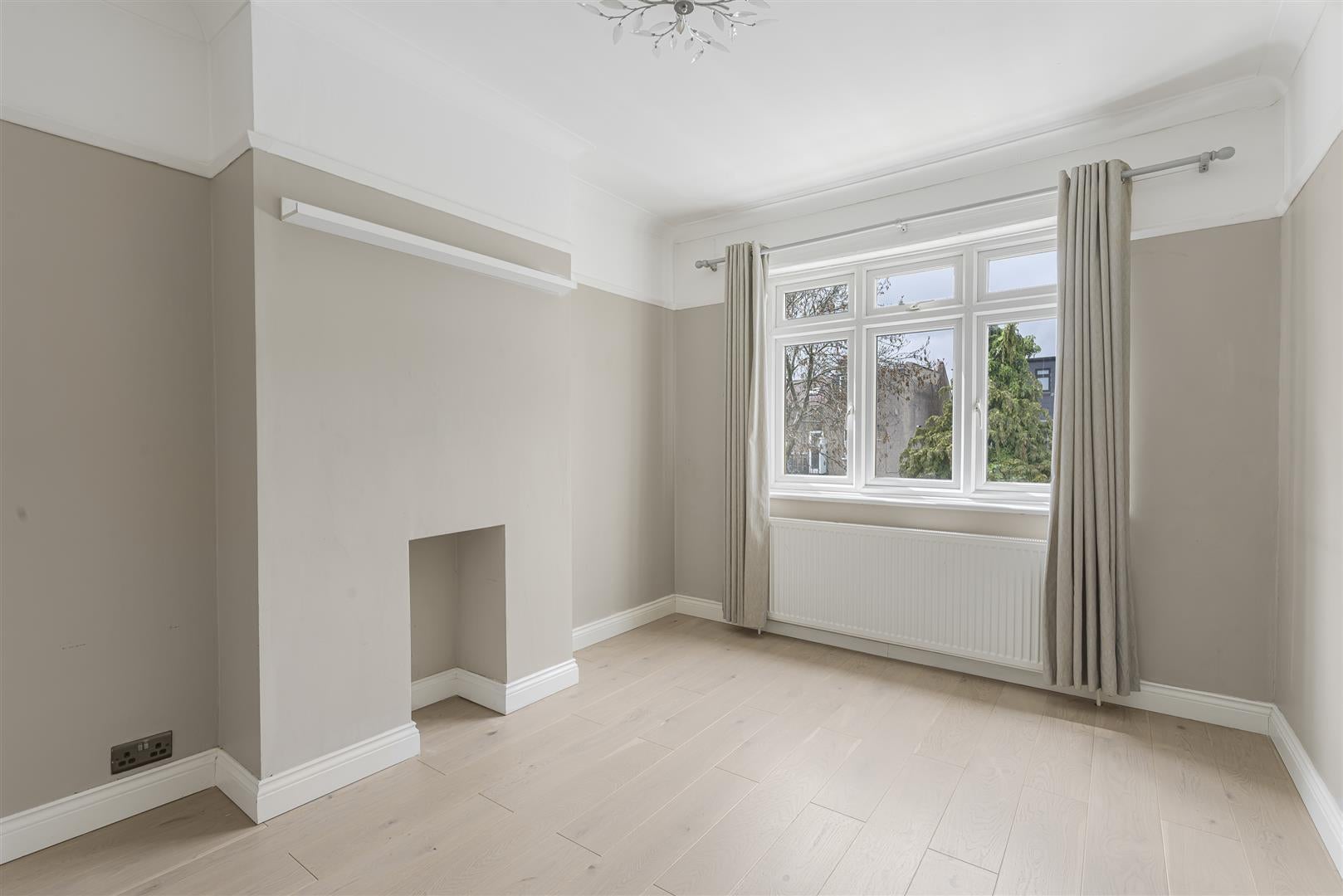 House Chase Side Avenue in Greater London