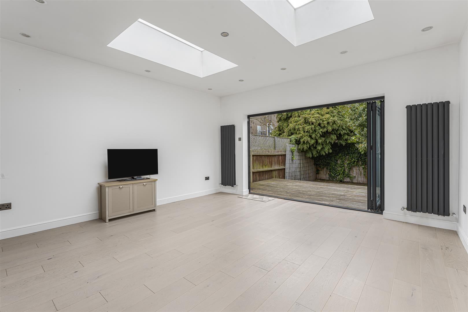 House Chase Side Avenue in Greater London