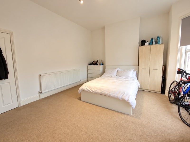Room Solon Road in Greater London