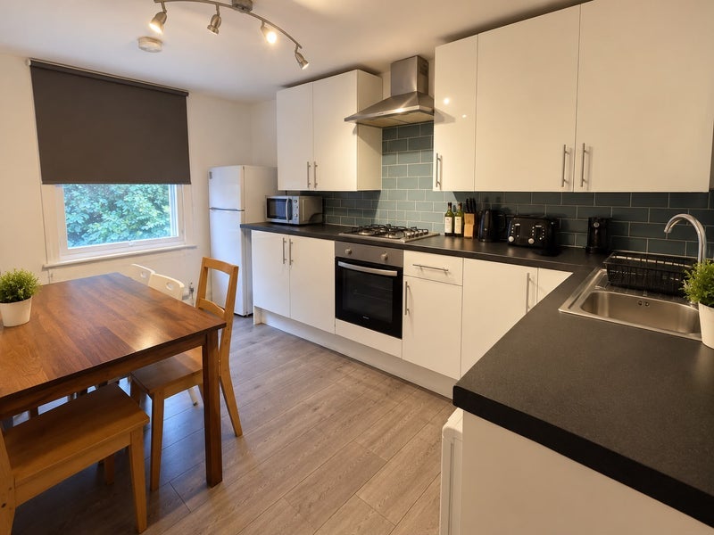 Room Solon Road in Greater London