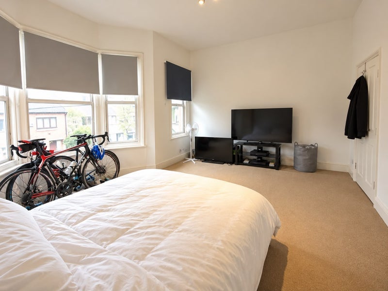 Room Solon Road in Greater London